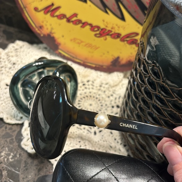 🌊 CHANEL Interlocking 💋CC Logo Oversized Sunglasses - Picture 8 of 13